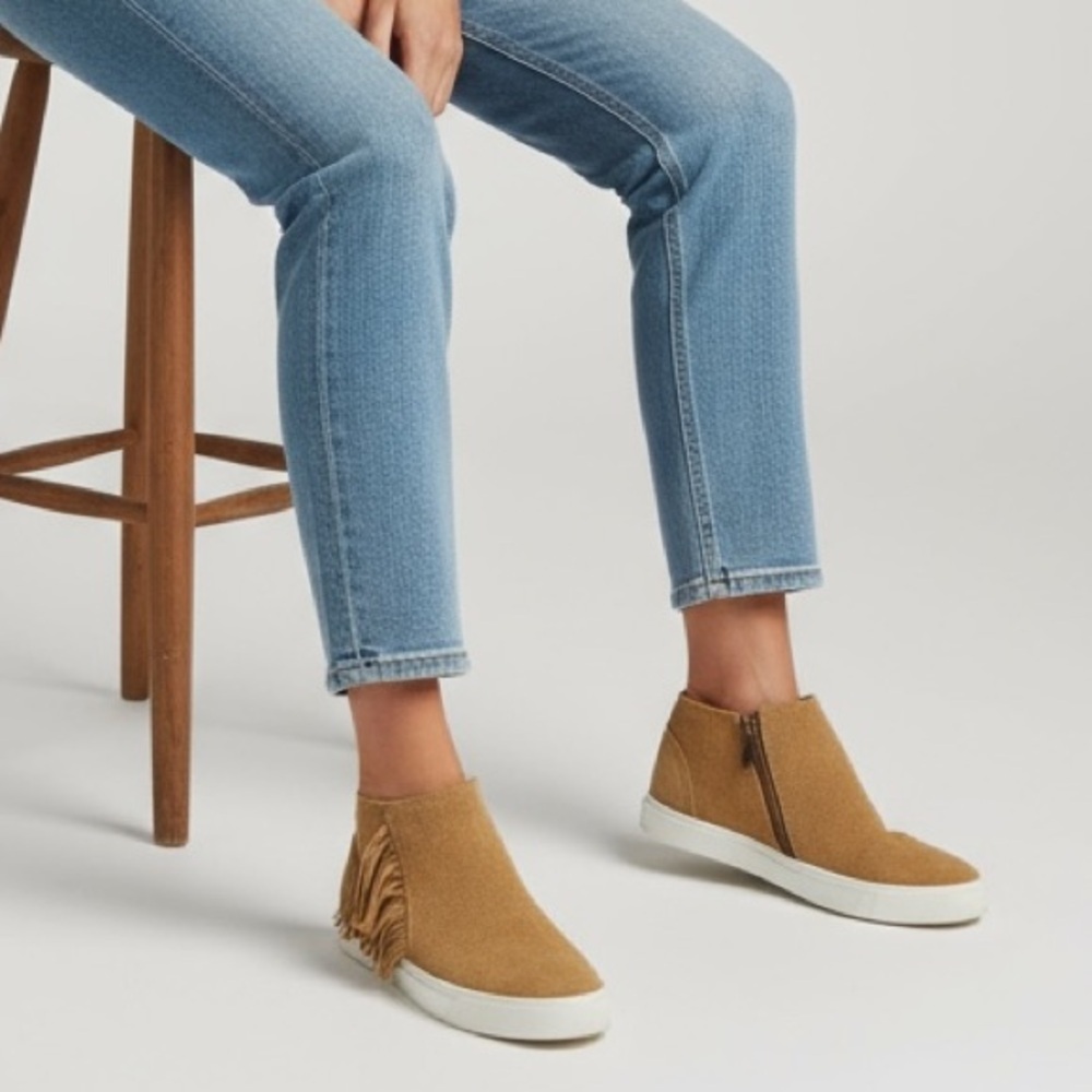 MINNETONKA - SIZE 6 - STYLE: GWEN SUEDE IN TAN - IN FAIR TO GOOD CONDITION - S